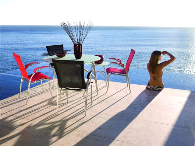 Ēdamistabas komplekts-Morena Sessel mit Tisch vor den Meer mit Frau